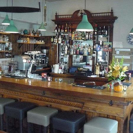 Eetcafe/Pension Nooitgedacht Strijen Екстер'єр фото